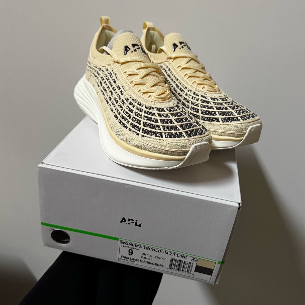 NWT APL Zipline vanilla/asteroid/ombre size 9 women’s